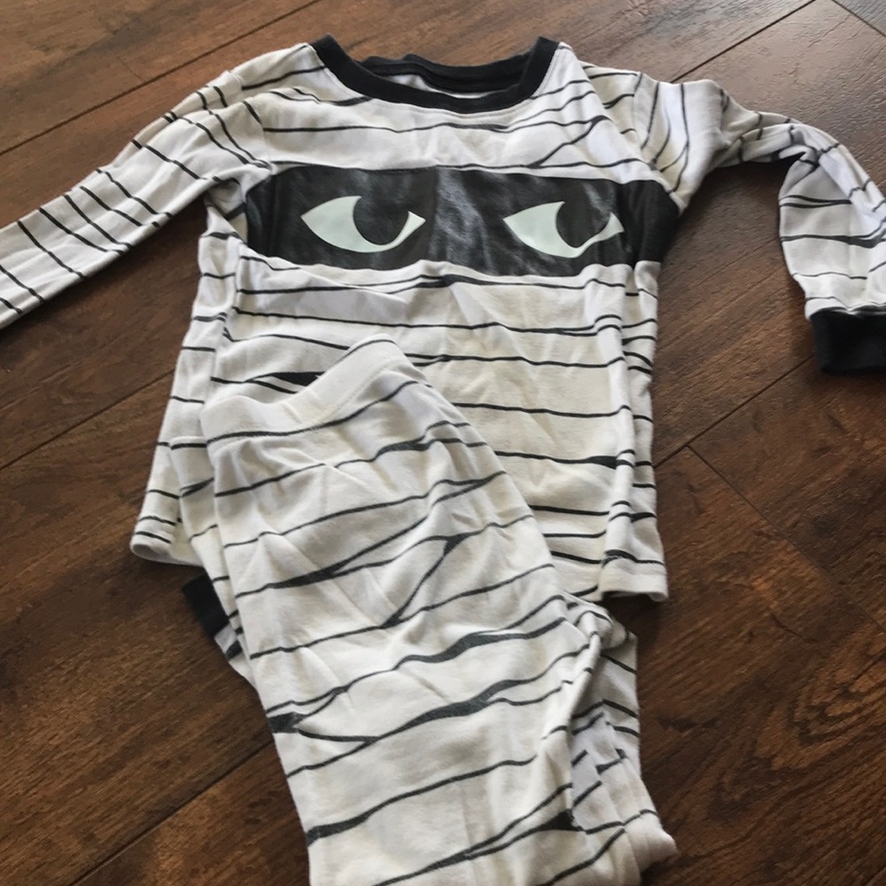 Mummy glow in the dark pajamas